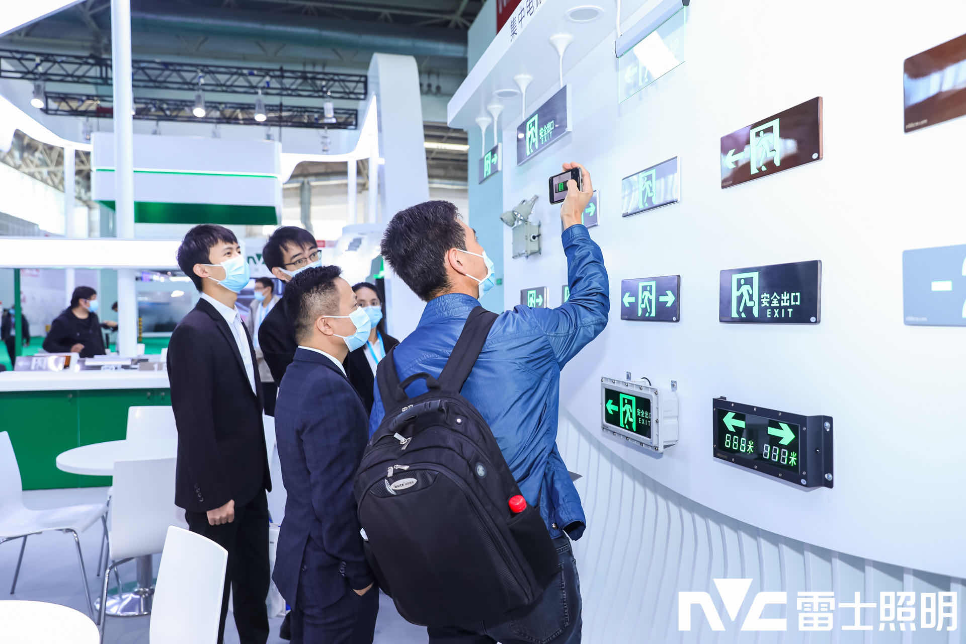 1634087580156183.jpg 展台人气火爆3.jpg